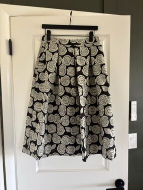 Who What Wear Midi Knee-Length Floral Rose Black and Gray Skirt Size 2